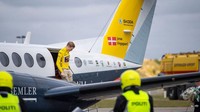 Pebalap sepeda Jonas Vingegaard, turun dari pesawat jet pribadi saat tiba di Bandara Kopenhagen, Denmark, Rabu (27/7). Vingegaard menjadi pemenang Tour de France (TDF) 2022 yang berlangsung pada 30 Juni hingga 24 Juli 2022. (Thomas Sjoerup/Ritzau Scanpix/AFP/Getty Images)