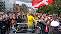 Jonas Vingegaard melambaikan tangan dari mobil yang membawanya dari bandara menuju pusat kota Kopenhagen.  (Thomas Sjoerup/Ritzau Scanpix/AFP/Getty Images)