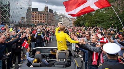 Lihat Lagi Momen Penyambutan Vingegaard, Juara Baru TDF 2022