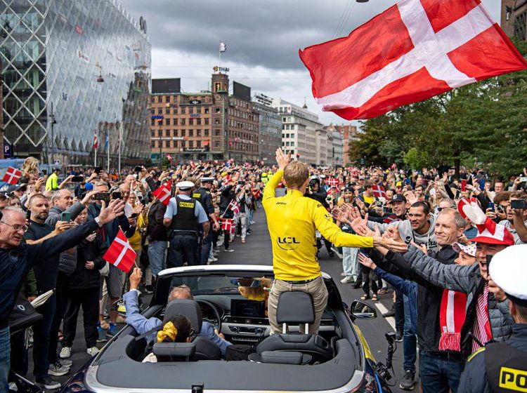 Lihat Lagi Momen Penyambutan Vingegaard, Juara Baru TDF 2022