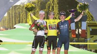 Jonas Vingegaard (tengah) merayakan kemenangan bersama juara kedua Tadej Pogacar (kiri) dan juara ketiga TDF 2022 di Paris, Minggu (24/7/2022). (Antonio Borga/Eurasia Sport Images/Getty Images)