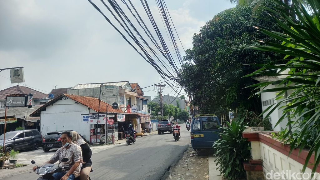 Kabel optik di Jl Tarumanegara, Pisangan, Ciputat Timur, Tangsel, 29 Juli 2022, sudah lebih tinggi ketimbang empat hari sebelumnya. (Khairul Maarif/detikcom)