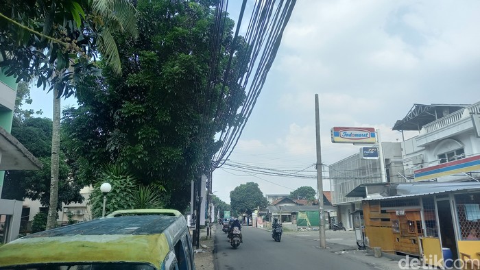 Kabel optik di Jl Tarumanegara, Pisangan, Ciputat Timur, Tangsel, 29 Juli 2022, sudah lebih tinggi ketimbang empat hari sebelumnya. (Khairul Maarif/detikcom)