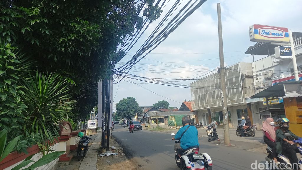 Kabel optik di Jl Tarumanegara, Pisangan, Ciputat Timur, Tangsel, 29 Juli 2022, sudah lebih tinggi ketimbang empat hari sebelumnya. (Khairul Maarif/detikcom)