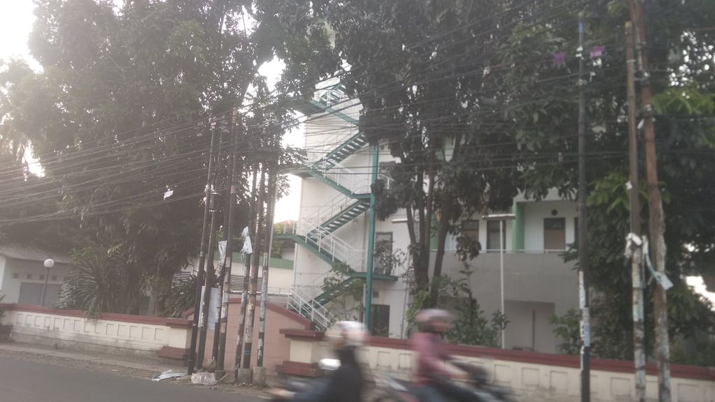 Kabel optik yang semula dijadikan warga sebagai tali jemuran, kini sudah rapi. 28 Juli 2022. (Dok APJATEL)