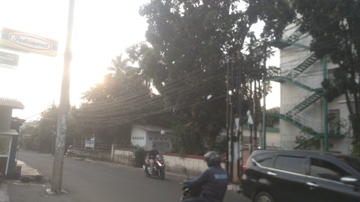 Kabel optik yang semula dijadikan warga sebagai tali jemuran, kini sudah rapi. 28 Juli 2022. (Dok APJATEL)