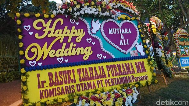 Karangan bunga dari Ahok