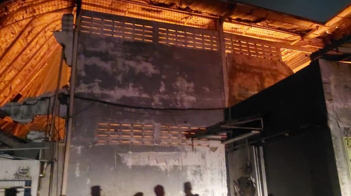 Kebakaran di pabrik pakaian dalam di Tegal Alur, Kalideres, Jakarta Barat, Kamis (27/7/2022) malam.