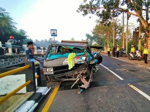 Sopir Ngantuk, Mobil Pikap Tabrak Pembatas Jembatan di Jembrana