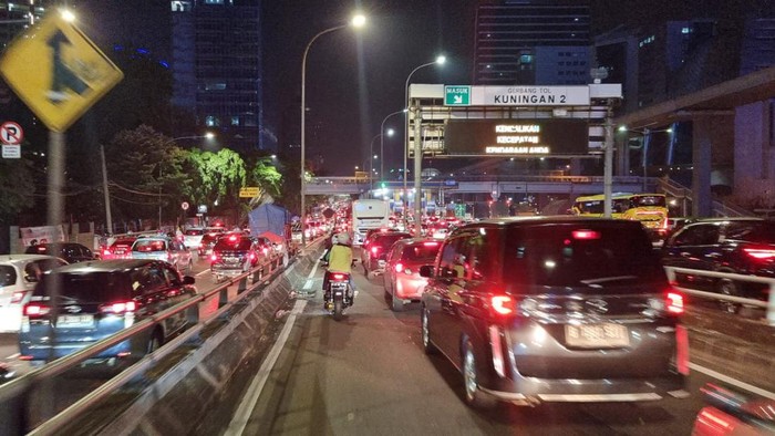 Kemacetan di Jl Gatot Subroto menuju arah Cawang, Jakarta.