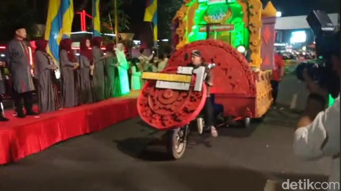 Kemeriahan Pawai Taaruf di Lamongan