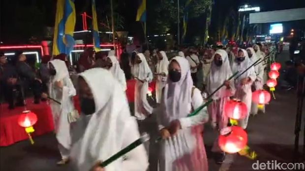 Kemeriahan Pawai Ta'aruf di Lamongan