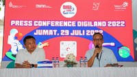 Direktur Utama Telkom Ririek Adriansyah (tengah) didampingi oleh SGM HC Business Partner Center Telkom Sendy A. Kamesvara (kanan) dan VP Corporate Communication Pujo Pramono (kiri) usai press conference Digiland 2022 di Istora Senayan, Jakarta.