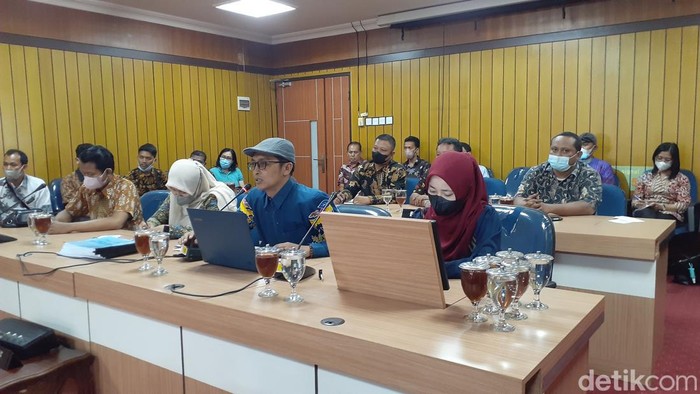 Ketua Persatuan non-ASN Jateng, Arif Mulyanto, saat beraudiensi dengan Komisi A DPRD Jateng, Jalan Pahlawan, Semarang, Jumat (29/7/2022).