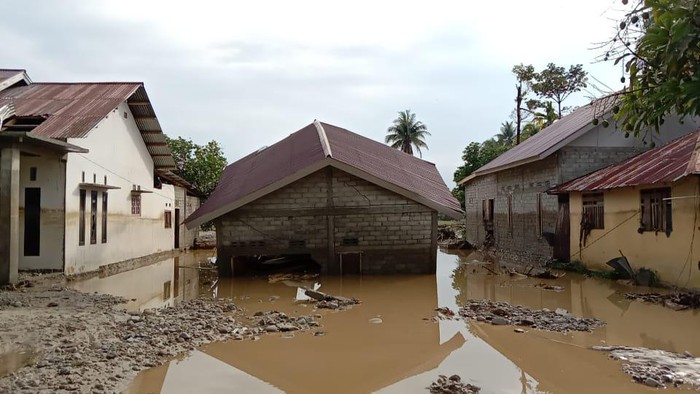 Kondisi Desa di Parimo usai diterjang banjir bandang