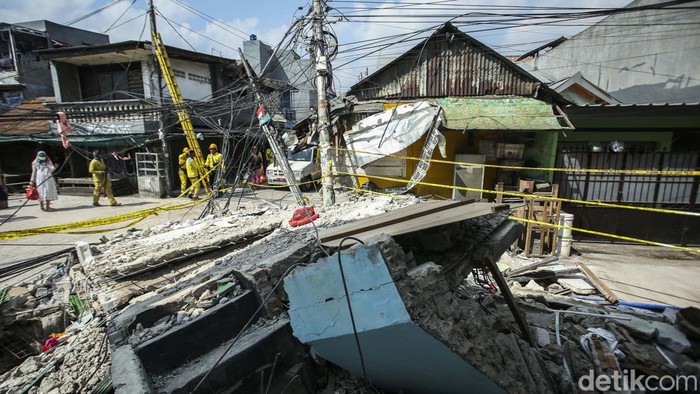Kondisi Terkini Rumah Ambruk di Johar Baru Bangunan semi permanen berlantai tiga ini ambruk pada Kamis (28/7) sore, dua orang luka dan satu orang meninggal dunia. Begini kondisi terkini rumah ambruk di Johar Baru.