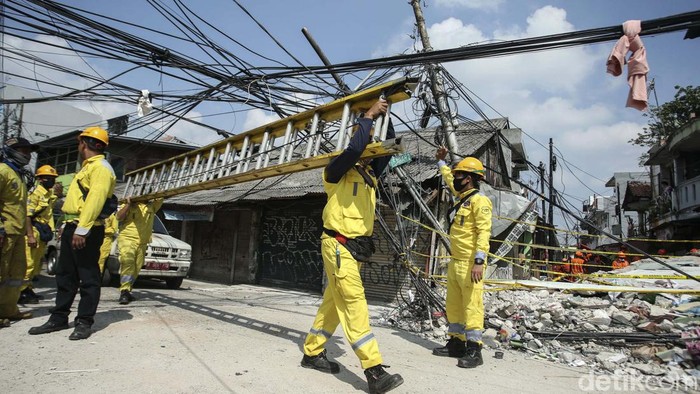 Kondisi Terkini Rumah Ambruk di Johar Baru Bangunan semi permanen berlantai tiga ini ambruk pada Kamis (28/7) sore, dua orang luka dan satu orang meninggal dunia. Begini kondisi terkini rumah ambruk di Johar Baru.