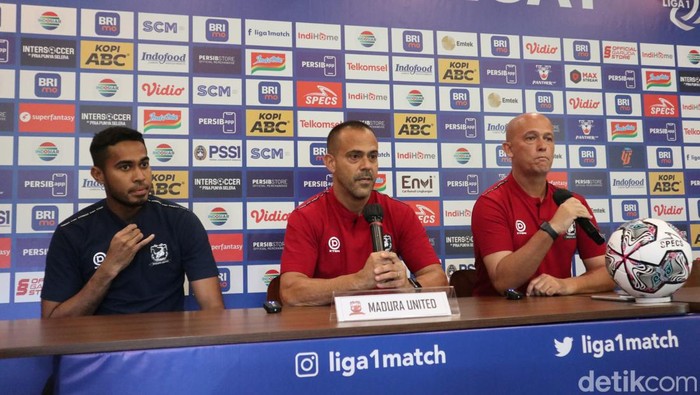 Konferensi pers Madura United.