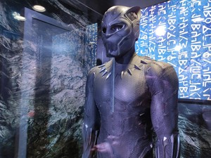 Kenang Chadwick Boseman Lewat Kostum Black Panther di Pameran Marvel