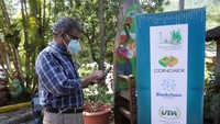 Seorang pria memeriksa aplikasi cryptocurrency-nya di Santa Lucia, Honduras.