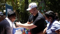 Direktur pemasaran Coincaex Crypto-Exchange Leonardo Crespo menunjukkan bagaimana cryptocurrency bekerja kepada pedagang.