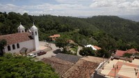 Lanskeap kota Santa Lucia di sebelah utara Ibu Kota Tegucigalpa. Kota ini mulai menerima transaksi pembayaran mengunakan mata uang crypto.