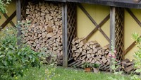 Kayu bakar ada di halaman belakang. Memang masih banyak rumah di Jerman yang menggunakan gas sebagai pemanas ruangan. Tapi perang di Ukraina membuat harga gas melambung tinggi. Hal itu membuat permintaan kayu bakar meningkat tajam. (Frank Molter/picture alliance/Getty Images)