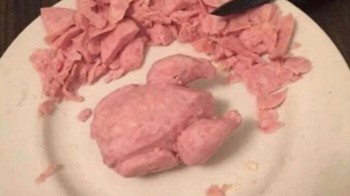 Kornet kaleng diukir jadi ayam. Kreatif banget yaa..