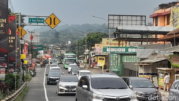 Lalu lintas di jalur Puncak Bogor (M Sholihin/detikcom)