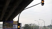 Selain itu kendaraan yang keluar dari CBD kini dikanalisasi dan diarahkan untuk belok kiri, sehingga tidak langsung masuk ke jalan raya. Untuk mengurangi risiko dari pemotongan arus.
