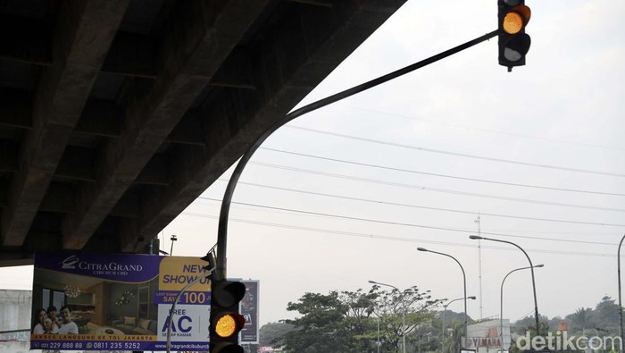 Lampu merah atau Traffic Light di lokasi kecelakaan truk tangki Pertamina di Jalan Alternatif Cibubur, Kota Bekasi, diganti. Kini yang adalah lampu kedip kuning atau warning light.