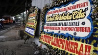 Deretan karangan bunga duka cita masih terlihat. Sebelumnya, terdapat sebuah petisi desakan mencabut lampu merah lalu lintas di turunan Jalan Transyogi, Jalan Alternatif Cibubur, Kota Bekasi. Petisi tersebut telah diteken puluhan ribu orang.