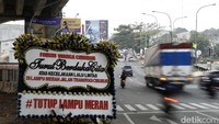 Sebuah karangan bungan masih berada di lokasi kecelakaan maut truk tangki pertamina di Jalan Alternatif Cibubur, Kota Bekasi, Jumat (29/07/2022).