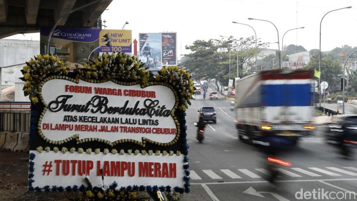 Lampu Merah di Lokasi Kecelakaan Truk Tangki Diganti Warning Light Lampu merah atau Traffic Light di lokasi kecelakaan truk tangki Pertamina di Jalan Alternatif Cibubur, Kota Bekasi, diganti. Kini yang adalah lampu kedip kuning atau warning light.