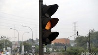 Lampu merah atau Traffic Light di lokasi kecelakaan maut truk tangki Pertamina di Jalan Alternatif Cibubur, Kota Bekasi, kini diganti menjadi lampu kedip kuning atau warning light, Jumat (29/7/2022).