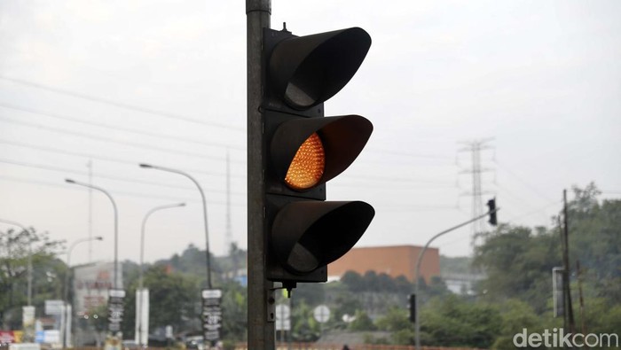 Lampu Merah di Lokasi Kecelakaan Truk Tangki Diganti Warning Light Lampu merah atau Traffic Light di lokasi kecelakaan truk tangki Pertamina di Jalan Alternatif Cibubur, Kota Bekasi, diganti. Kini yang adalah lampu kedip kuning atau warning light.
