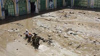 Bagian dalam kuil yang tertutup tanah longsor. Peristiwa ini merusak kuil Imamzadeh Davood di barat laut Teheran. Kuil tersebut berasal dari periode Safawi (1501-1736).