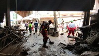 Petugas dari bulan sabit merah berusaha mengevakuasi para korban.