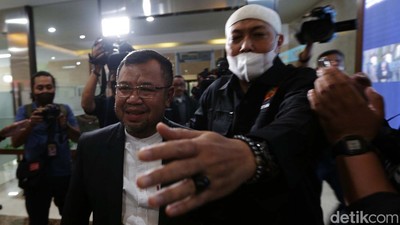 Ekspresi Mantan Presiden ACT Sebelum Diperiksa Sebagai Tersangka