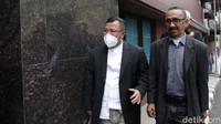 Ahyudin mengenakan baju putih sebelum diperiksa sebagai tersangka. Menurut pengacara Ahyudin, Teuku Pupun Zulkifli, Ahyudin disebut siap ditahan.