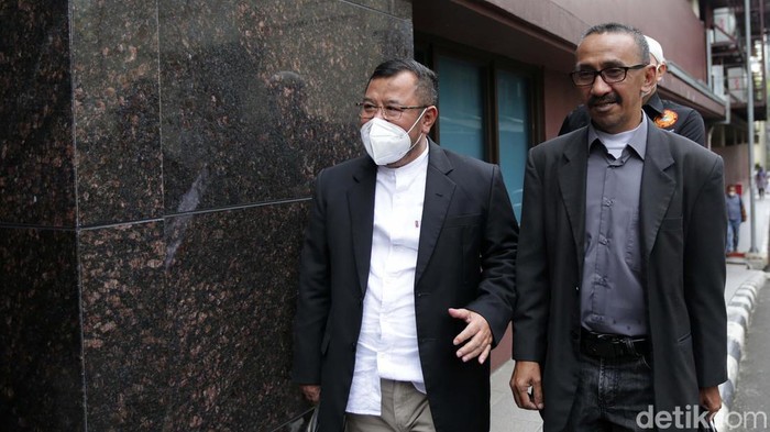Mantan Presiden ACT Ahyudin mendatangi Bareskrim Mabes Polri, Jakarta. Ahyudin akan menjalani pemeriksaan sebagai tersangka.