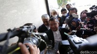 Ahyudin menjawab pertanyaan wartawan saat masuk gedung Bareskrim Mabes Polri.