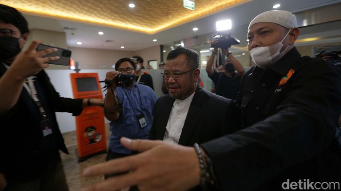 Mantan Presiden ACT Jalani Pemeriksaan Sebagai Tersangka Mantan Presiden ACT Ahyudin mendatangi Bareskrim Mabes Polri, Jakarta. Ahyudin akan menjalani pemeriksaan sebagai tersangka.