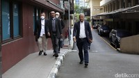 Ahyudin (kiri) bersama kuasa hukumnya tiba di Gedung Bareskrim Mabes Polri, Jakarta, Jumat (29/7/2022).