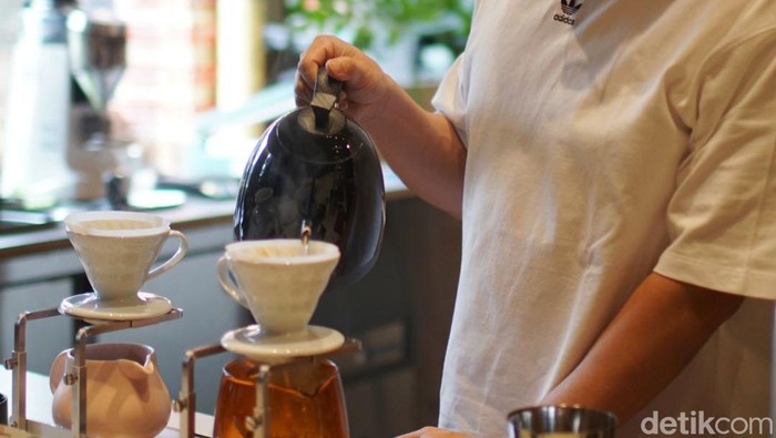 Mau Kopi Enak? Cobain Instinct Coffee Roastery Detikers pecinta kopi, bingung mau ngopi weekend ini dimana? Langsung aka ke Instinct Coffee Roastery di Alam Sutera, Kota Tangerang, Jumat (29/7/2022). Instinct Coffee dan Roastery menyajikan berbagai macam beans kopi dari luar dan dalam Indonesia yang disajikan dengan teknik manual brew dan esspresso based.
