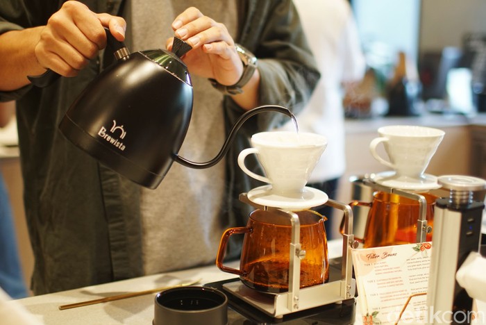 Detikers pecinta kopi, bingung mau ngopi weekend ini dimana? Langsung aka ke Instinct Coffee Roastery di Alam Sutera, Kota Tangerang, Jumat (29/7/2022). Instinct Coffee dan Roastery menyajikan berbagai macam beans kopi dari luar dan dalam Indonesia yang disajikan dengan teknik manual brew dan esspresso based.