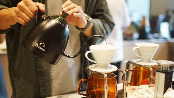 Detikers pecinta kopi, bingung mau ngopi weekend ini dimana? Langsung aka ke Instinct Coffee Roastery di Alam Sutera, Kota Tangerang, Jumat (29/7/2022). Instinct Coffee dan Roastery menyajikan berbagai macam beans kopi dari luar dan dalam Indonesia yang disajikan dengan teknik manual brew dan esspresso based.