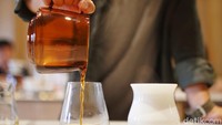 Jika memesan manual brew, Anda akan disuguhkan dengan 2 gelas bermaterial kaca dan keramik. Hal tersebut bisa membuat rasa kopi yang disuguhkan akan berbeda.