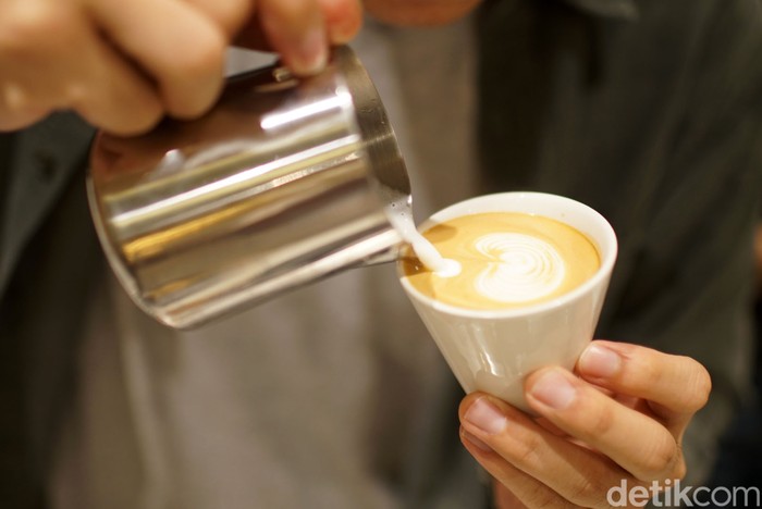 Detikers pecinta kopi, bingung mau ngopi weekend ini dimana? Langsung aka ke Instinct Coffee Roastery di Alam Sutera, Kota Tangerang, Jumat (29/7/2022). Instinct Coffee dan Roastery menyajikan berbagai macam beans kopi dari luar dan dalam Indonesia yang disajikan dengan teknik manual brew dan esspresso based.