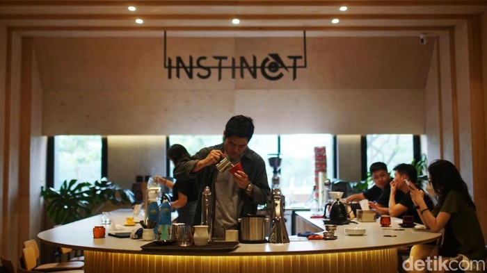 Detikers pecinta kopi, bingung mau ngopi weekend ini dimana? Langsung aka ke Instinct Coffee Roastery di Alam Sutera, Kota Tangerang, Jumat (29/7/2022). Instinct Coffee dan Roastery menyajikan berbagai macam beans kopi dari luar dan dalam Indonesia yang disajikan dengan teknik manual brew dan esspresso based.